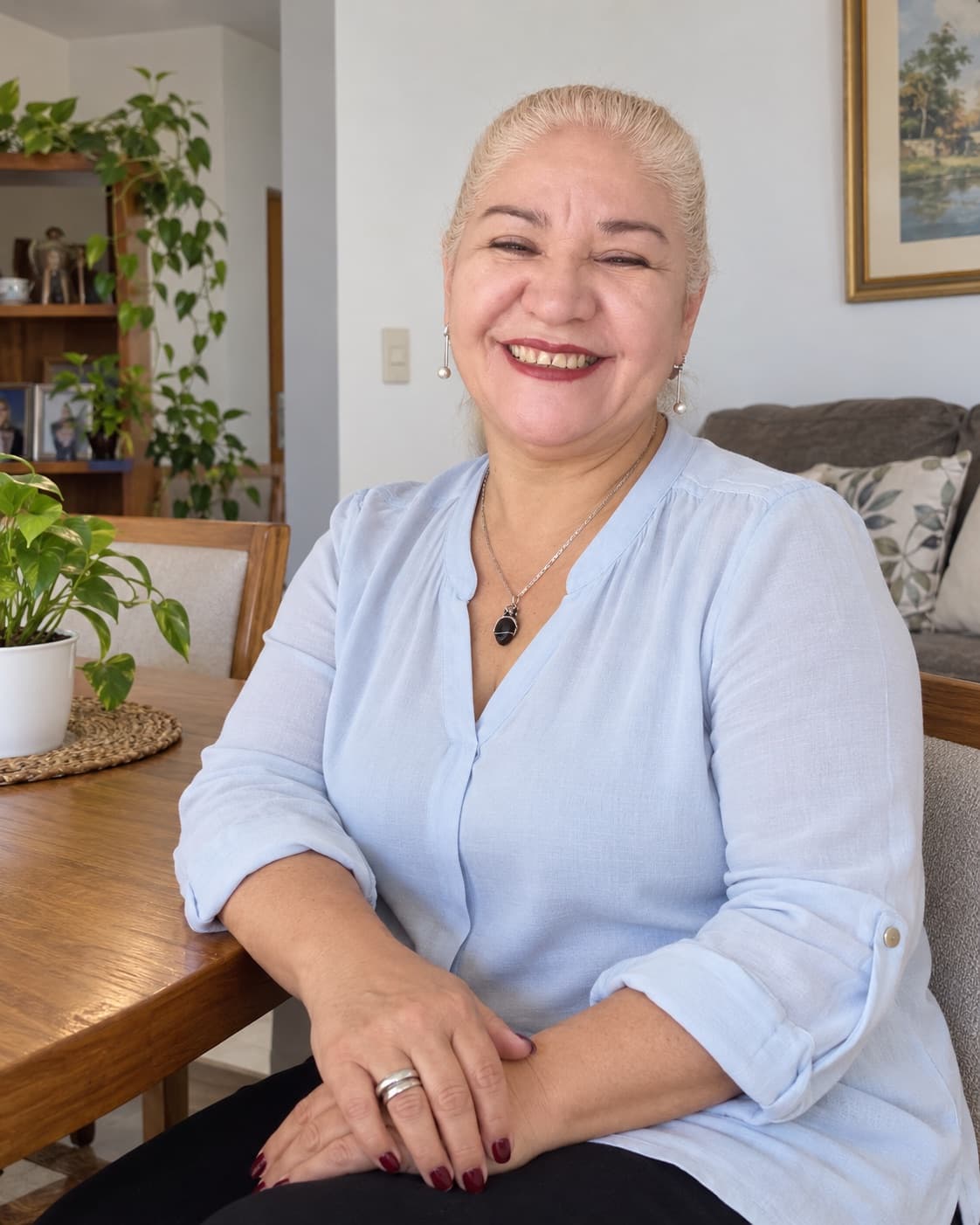 Emiliana Gonzalez sonriente en un ambiente de hogar