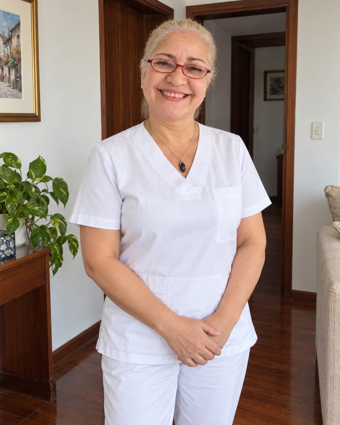 Emiliana Gonzalez con su uniforme, en un ambiente de hogar